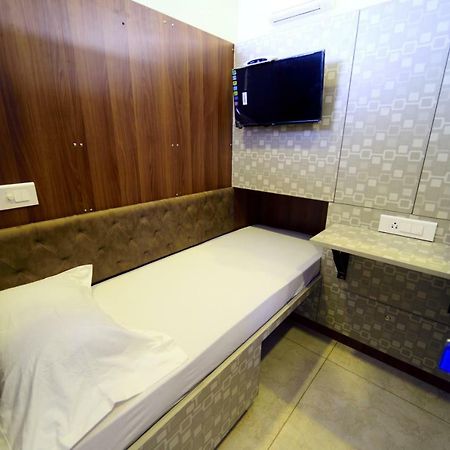 מנגלור Bedspace- Capsule Ac Hotel מראה חיצוני תמונה